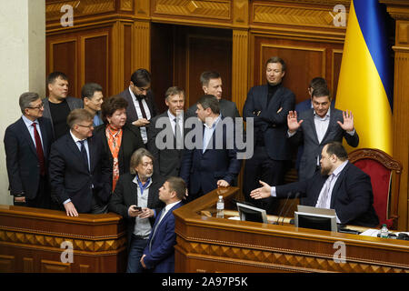 Kiev, Ukraine. 13 Nov, 2019. Législateurs ukrainiens bloquer une tribune qu'ils protestent contre la loi du marché au cours d'une réunion du Parlement ukrainien (Verkhovna Rada).En septembre, le Conseil des ministres de l'Ukraine a approuvé un projet de loi sur le marché des terres agricoles et a soutenu qu'il puisse être examiné par le parlement, les médias locaux ont rapporté. Credit : SOPA/Alamy Images Limited Live News Banque D'Images