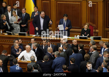 Kiev, Ukraine. 13 Nov, 2019. Le président Dmytro Premier Plan du parle aux législateurs qui bloquer une tribune comme ils protestent contre la loi du marché au cours d'une réunion du Parlement ukrainien (Verkhovna Rada).En septembre, le Conseil des ministres de l'Ukraine a approuvé un projet de loi sur le marché des terres agricoles et a soutenu qu'il puisse être examiné par le parlement, les médias locaux ont rapporté. Credit : SOPA/Alamy Images Limited Live News Banque D'Images