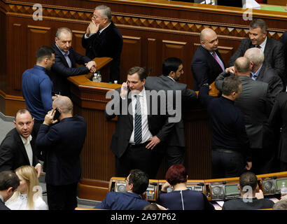 Kiev, Ukraine. 13 Nov, 2019. Législateurs ukrainiens bloquer une tribune qu'ils protestent contre la loi du marché au cours d'une réunion du Parlement ukrainien (Verkhovna Rada).En septembre, le Conseil des ministres de l'Ukraine a approuvé un projet de loi sur le marché des terres agricoles et a soutenu qu'il puisse être examiné par le parlement, les médias locaux ont rapporté. Credit : SOPA/Alamy Images Limited Live News Banque D'Images