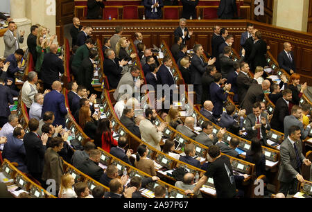 Kiev, Ukraine. 13 Nov, 2019. Législateurs ukrainiens du serviteur du peuple' parti politique applaudi après que le Parlement a voté en faveur d'une loi du marché foncier au cours d'une réunion du Parlement ukrainien (Verkhovna Rada).En septembre, le Conseil des ministres de l'Ukraine a approuvé un projet de loi sur le marché des terres agricoles et a soutenu qu'il puisse être examiné par le parlement, les médias locaux ont rapporté. Credit : SOPA/Alamy Images Limited Live News Banque D'Images