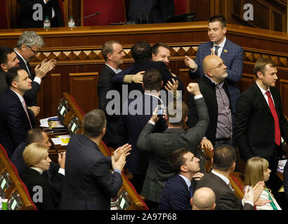 Kiev, Ukraine. 13 Nov, 2019. Législateurs ukrainiens du serviteur du peuple' parti politique applaudi après que le Parlement a voté en faveur d'une loi du marché foncier au cours d'une réunion du Parlement ukrainien (Verkhovna Rada).En septembre, le Conseil des ministres de l'Ukraine a approuvé un projet de loi sur le marché des terres agricoles et a soutenu qu'il puisse être examiné par le parlement, les médias locaux ont rapporté. Credit : SOPA/Alamy Images Limited Live News Banque D'Images