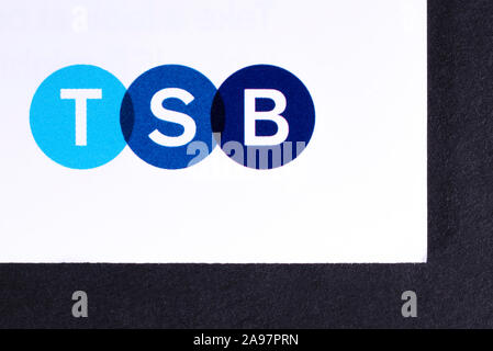 Londres, UK - 7 mars 2019 : Le logo de TSB Bank représenté sur le coin d'une brochure d'information. Banque D'Images