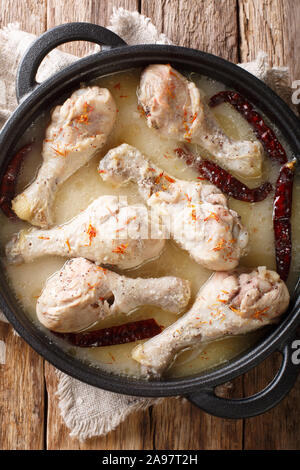 Rezala de poulet est un plat indien traditionnel est préparé spécialement pour les occasions spéciales gros plan sur une assiette sur la table. Haut Vertical vue de ab Banque D'Images