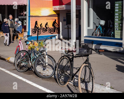 Prêt de vélos le long de la rue, rue Principale, l'île Mackinac, Michigan. Banque D'Images