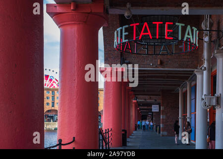 Liverpool, Royaume-Uni - 18 juillet 2019 : Entrée de la galerie d'art Tate Liverpool à l'Albert Dock, Liverpool, Merseyside, England, UK Banque D'Images