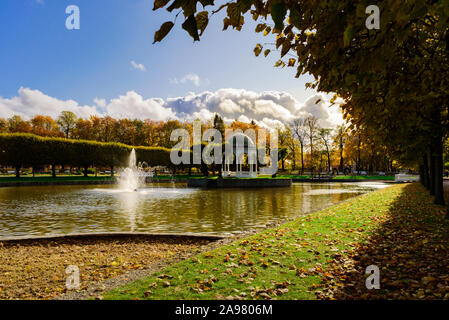 Swan bassin avec jet et rotonde sur l'île dans le parc Kadriorg, Tallinn, Estonie. L'automne, journée ensoleillée, les feuilles tombées d'or Banque D'Images