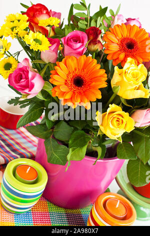 Bouquet de roses et de gerbera et décorations Banque D'Images