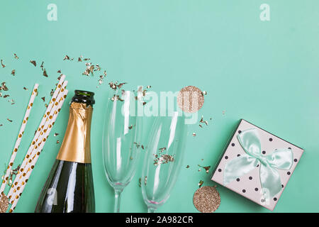 Une bouteille de champagne, coffret-cadeau, golden confetti et lunettes. Banque D'Images