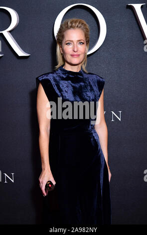 Gillian Anderson arrivant pour la saison de la Couronne Trois Premiere tenue au Curzon Mayfair, Londres. Banque D'Images