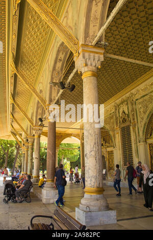 Istanbul, Turquie - 6 septembre 2019. Les touristes visitent la salle de l'Impériale dans le palais de Topkapi Banque D'Images