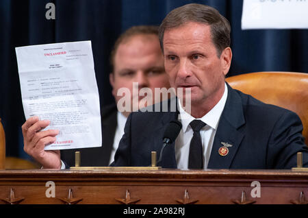 Washington, United States. 13 Nov, 2019. Chris Stewart, représentant républicain de l'Utah, est titulaire d'une copie de la transcription d'une conversation téléphonique entre le Président Donald Trump et le Président ukrainien Volodymyr Zelensky comme il pose des questions de témoins l'Ambassadeur des Etats-Unis en Ukraine William Taylor et sous-secrétaire adjoint George Kent au cours de la première des audiences publiques tenues par le Comité permanent de la Chambre sur l'intelligence dans le cadre de l'enquête sur l'impeachment Trump, sur la colline du Capitole à Washington, DC, le 13 novembre 2019. Piscine Photo de Saul Loeb/UPI UPI : Crédit/Alamy Live News Banque D'Images