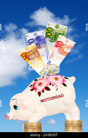 Sparschwein mit der Aufschrift Motorrad, steht auf Euro Münzen, mit vor, Wolkenhimmel Banknoten Euro Banque D'Images