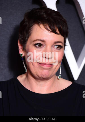 Olivia Colman arrivant pour la saison de la Couronne Trois Premiere tenue au Curzon Mayfair, Londres. Banque D'Images