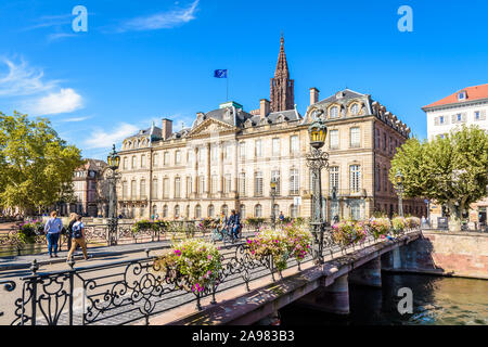 Façade du Palais des Rohan à Strasbourg, France, en face de l'Ill avec le clocher de la cathédrale Notre-Dame au-dessus du toit en saillie. Banque D'Images