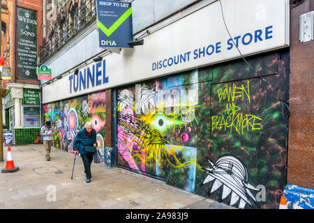 La collaboration de graffiti par Nathan Bowen et Harry Blackmore sur une case vide et de laisser le magasin de chaussures d'Escompte Tunnel à Bromley High Street. Banque D'Images