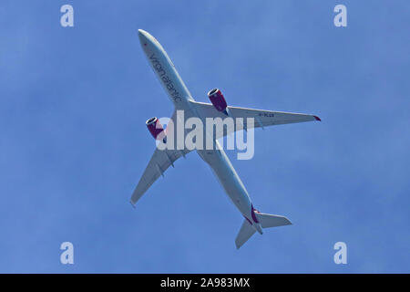 Airbus A350-1041 G-VLUX volant au-dessus, sur un fond de ciel bleu. Banque D'Images