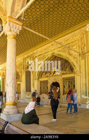 Istanbul, Turquie - 6 septembre 2019. Les touristes visitent la salle de l'Impériale dans le palais de Topkapi Banque D'Images