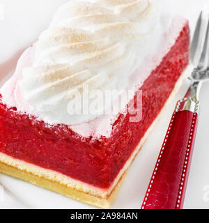 Gâteau à la rhubarbe avec garniture meringue Banque D'Images