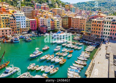 Vue aérienne de Camogli. Bâtiments colorés près de la mer ligure. Vue de dessus sur les bateaux et yachts amarrés dans la marina avec de l'eau bleu vert. Banque D'Images