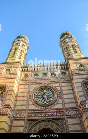 Photo verticale de façade latérale avant d'ornement et deux dômes en oignon de la Grande Synagogue de Budapest en Hongrie. Synagogue de la rue Dohany, la plus grande synagogue d'Europe. Centre de Neolog le judaïsme. Banque D'Images