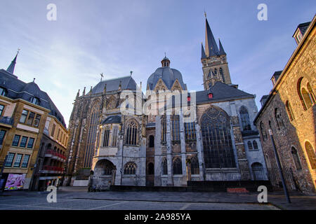 Avis de 'Katschhof' square à la Cathédrale (allemand : Aachener Dom) est une église catholique romaine à Aix-la-Chapelle, Allemagne Banque D'Images