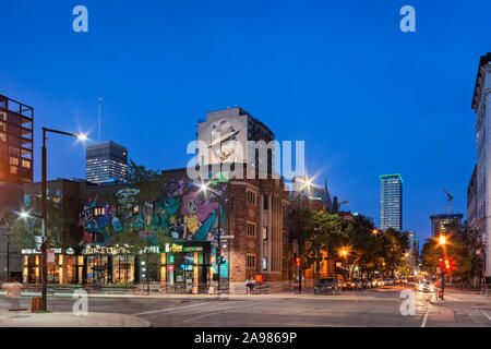 Antoine Tava et Leonard Cohen à la tombée de la murale, boulevard De Maisonneuve / Bishop Street Corner, centre-ville de Montréal, Québec, Canada Banque D'Images