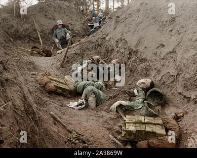 Corps morts à l'intérieur d'une tranchée pendant la première Guerre mondiale Banque D'Images