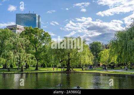 Nuages sur le lac et les gens profiter des beaux après-midi d'été dans le Jardin Public de Boston en été Banque D'Images