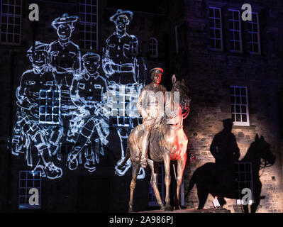 Edinburgh, Royaume-Uni. Novembre 13, 2019 Photo : une statue de Earl Haig est situé en face de la projection sur la place de l'hôpital dans le parc du château au Château de la lumière. Le Château d'édimbourg lance son château de lumière qui aura lieu du 14 novembre au 22 décembre 2019. Credit : Riche de Dyson/Alamy Live News Banque D'Images