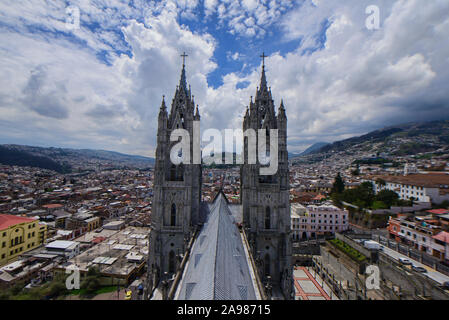 Les tours d'horloge sur la basilique du Vœu National (Basílica del Voto Nacional), Quito, Équateur Banque D'Images