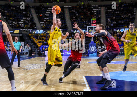 Tenerife, Espagne. 13 Nov, 2019. marcelinho huertas, iberostar tenerife, en action marcato de pouvez uÃ"Å'ur Ã»« Ã"Å'ÃÂ¼t, Gaziantep, au cours de l'Iberostar Tenerife vs Gaziantep, Ligue des Champions de basket-ball à Tenerife, l'Italie, le 13 novembre 2019 - LPS/Davide Di Lalla Crédit : Davide Di Lalla/fil LPS/ZUMA/Alamy Live News Banque D'Images