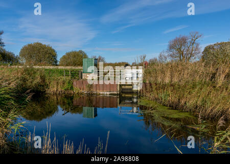 Station de pompage de la plaine utilisée pour transférer l'eau entre la rivière Waveney et Carlton Marsh zones humides et qu'un système de prévention des inondations Banque D'Images