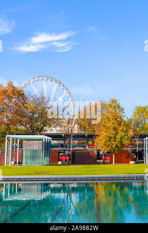 Paris, France - Nov 6, 2019 : les rues de la capitale hongroise avec des arbres à l'automne couleurs. L'eau de fontaine au premier plan. Oeil de Budapest dans l'arrière-plan. Plus grande roue. Banque D'Images