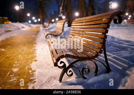 Banc de neige par lanterne et brillant. Photo de nuit. Banque D'Images