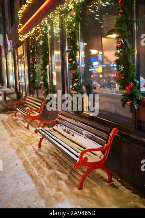 Banc de neige par lanterne et brillant. Photo de nuit. Banque D'Images