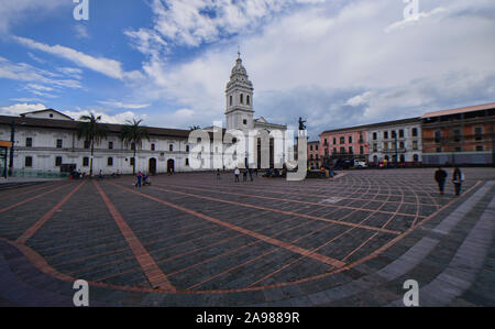 Belle Santo Domingo Plaza dans le centre historique de la vieille ville de Quito, Équateur Banque D'Images