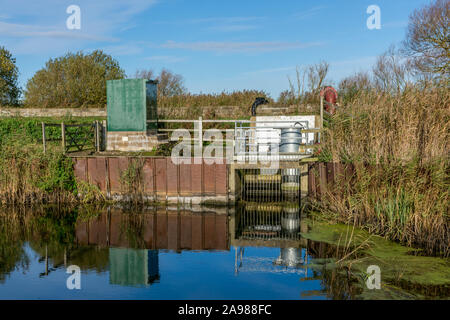 Station de pompage de la plaine utilisée pour transférer l'eau entre la rivière Waveney et Carlton Marsh zones humides et qu'un système de prévention des inondations Banque D'Images