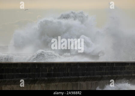 Grand bruit de la mer déchaînée déferlement des vagues sur les jetées. La bouche de la rivière Douro au coucher du soleil. Banque D'Images