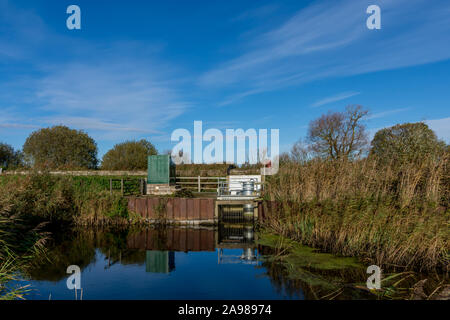 Station de pompage de la plaine utilisée pour transférer l'eau entre la rivière Waveney et Carlton Marsh zones humides et qu'un système de prévention des inondations Banque D'Images