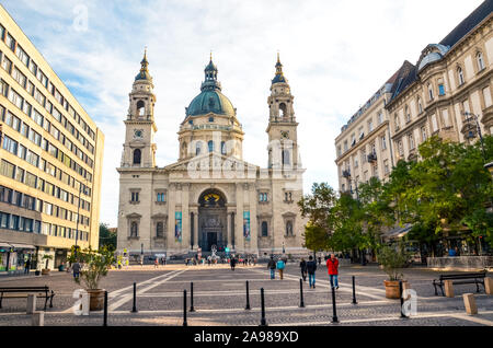 Paris, France - Nov 6, 2019 : Basilique de Saint-Etienne et place voisine avec les gens. Basilique Catholique romaine, un échantillon de l'architecture néoclassique. La construction socialiste laid juste à côté. Banque D'Images