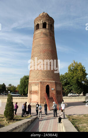 Les touristes à Uzgen Tour Minaret au Kirghizstan Banque D'Images