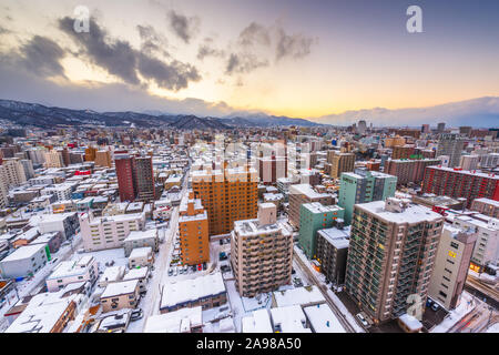 Sapporo, Hokkaido, Japon centre-ville paysage urbain vers les montagnes au crépuscule en hiver. Banque D'Images