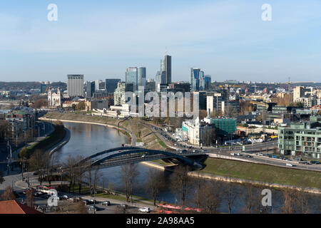 Photographie à la recherche sur la rivière Neris et vers le quartier des affaires de Snipiskes à Vilnius, Lituanie sur une chute ou d'après-midi d'automne. Banque D'Images