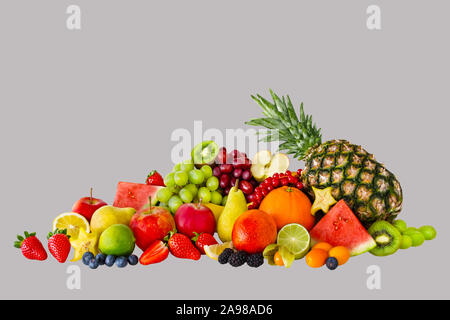 Sélection de fruits contre l'arrière-plan gris Banque D'Images