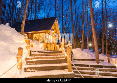 Furano, Hokkaido, Japan winter cabines au crépuscule. Banque D'Images