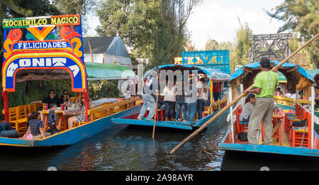 Embouteillage sur les canaux de Xochimilco, Mexico City, Mexique Banque D'Images