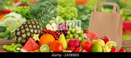 Les fruits et légumes frais avec sac de papier Banque D'Images