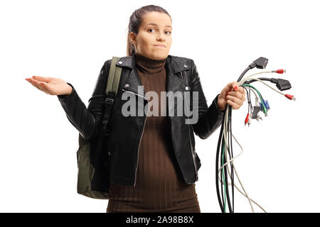 Confus de jeunes femelles holding de câbles dans la main isolé sur fond blanc Banque D'Images