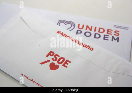 Novembre 2019. Valence, Espagne. Les enveloppes de propagande électorale du PSOE et 'Unidos Podemos" parties pour les élections de novembre 10, 2019 Banque D'Images