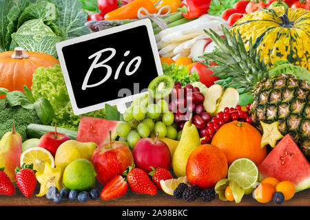 Les fruits et légumes biologiques avec sac de papier Banque D'Images